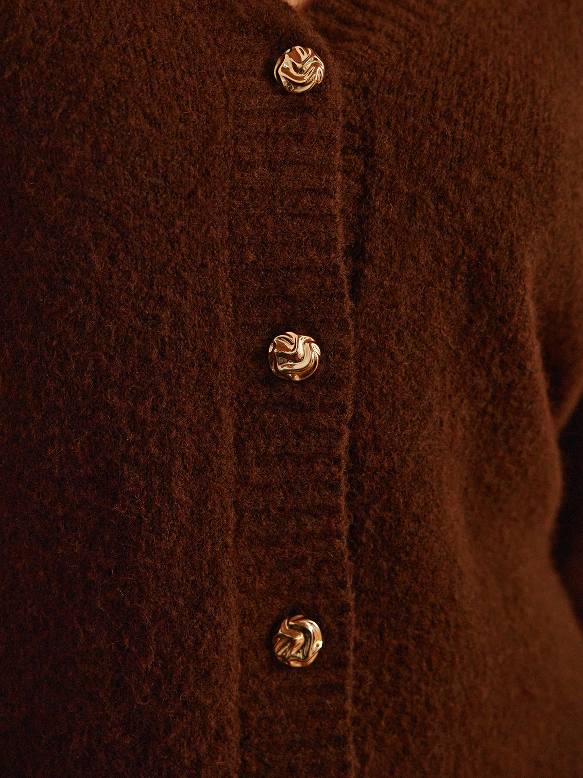 Strickjacke aus Wollmischgewebe mit Metallknöpfen und Gürtel