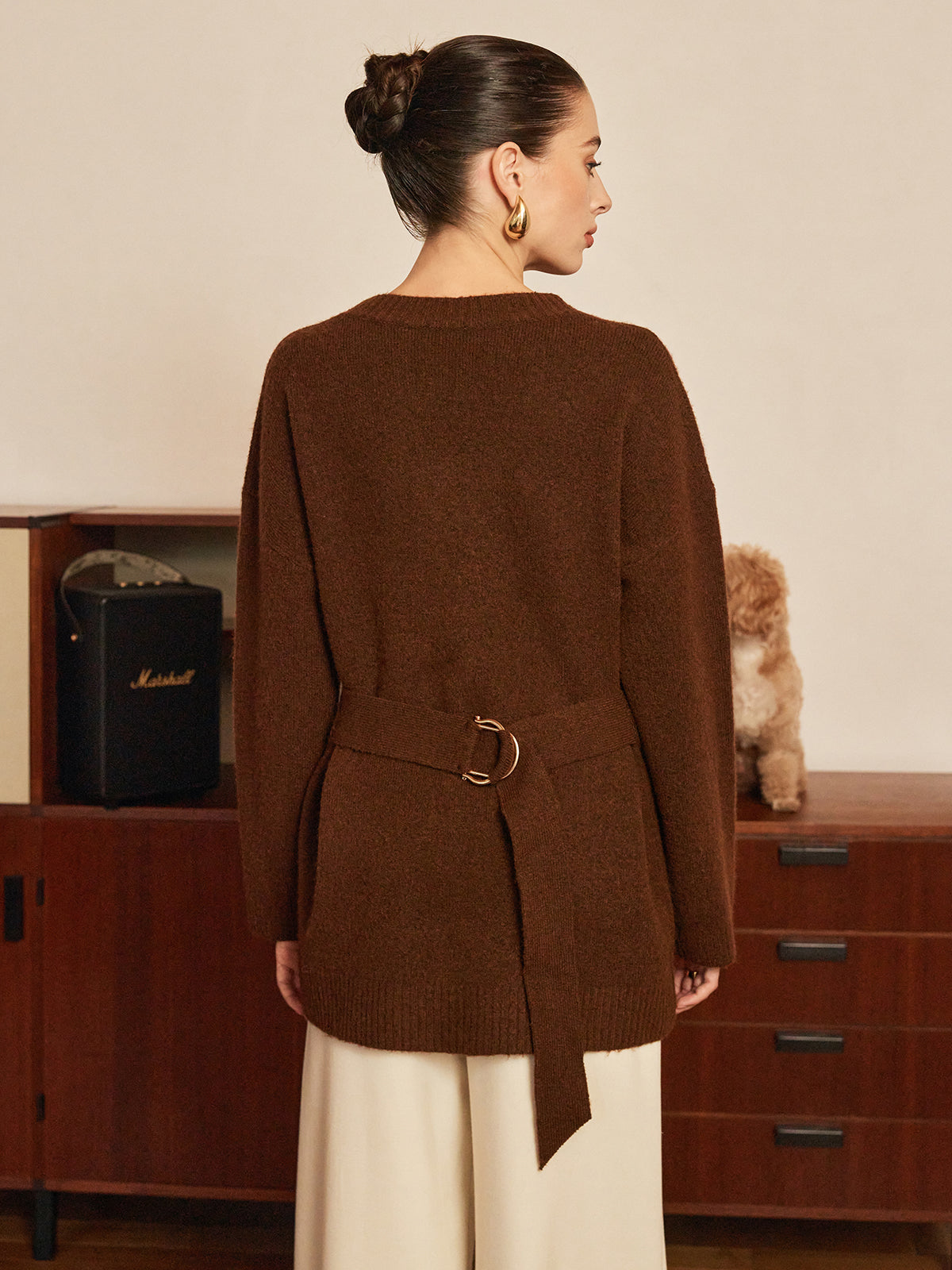Strickjacke aus Wollmischgewebe mit Metallknöpfen und Gürtel