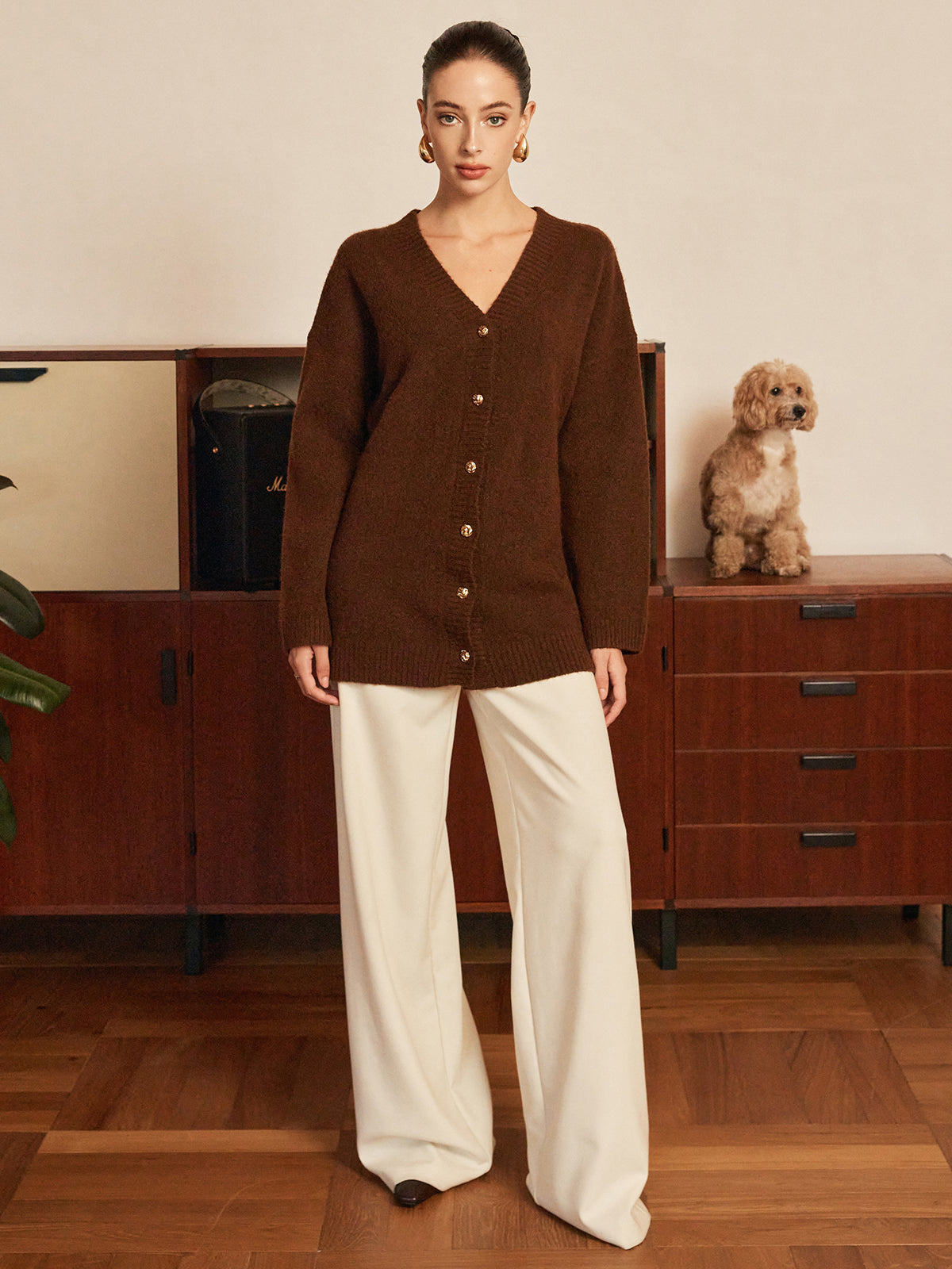 Strickjacke aus Wollmischgewebe mit Metallknöpfen und Gürtel