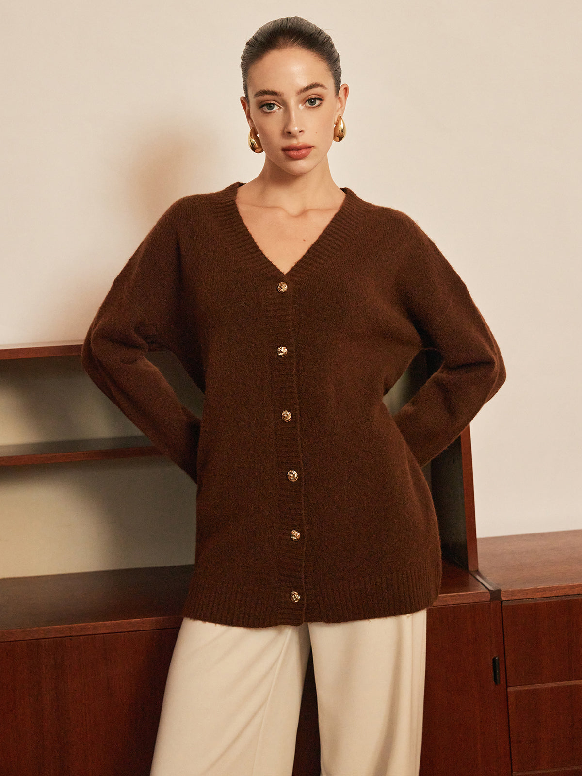 Strickjacke aus Wollmischgewebe mit Metallknöpfen und Gürtel