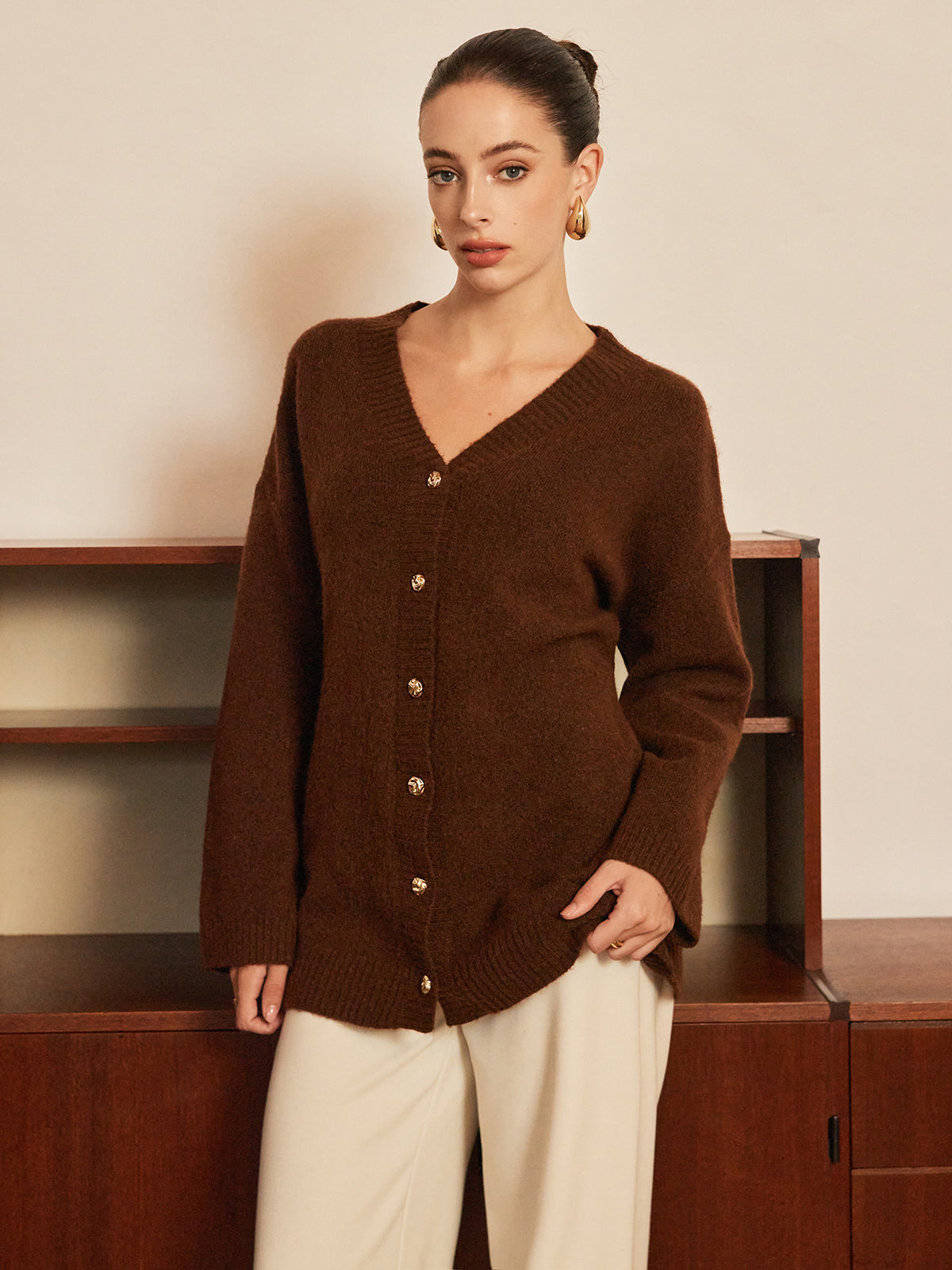Strickjacke aus Wollmischgewebe mit Metallknöpfen und Gürtel