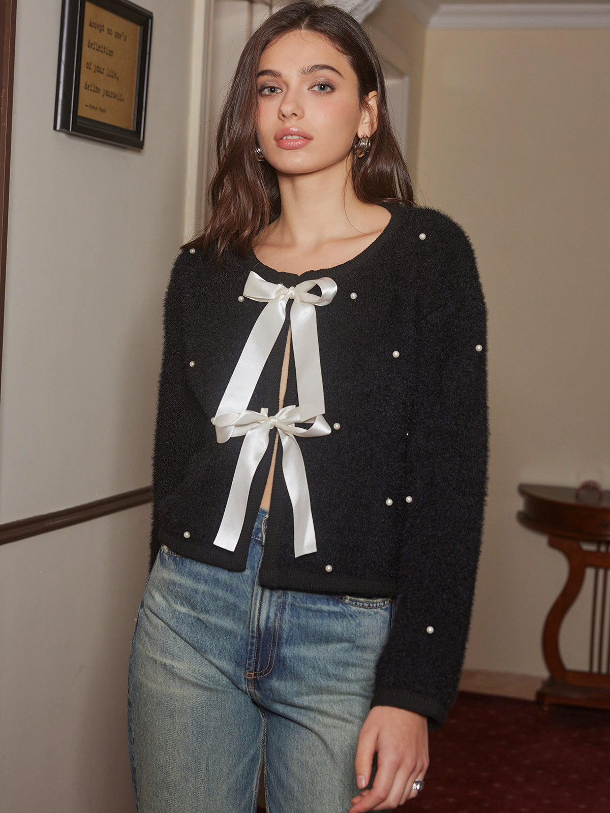 Perlenbesetzter Strickpullover mit Schleifendetail