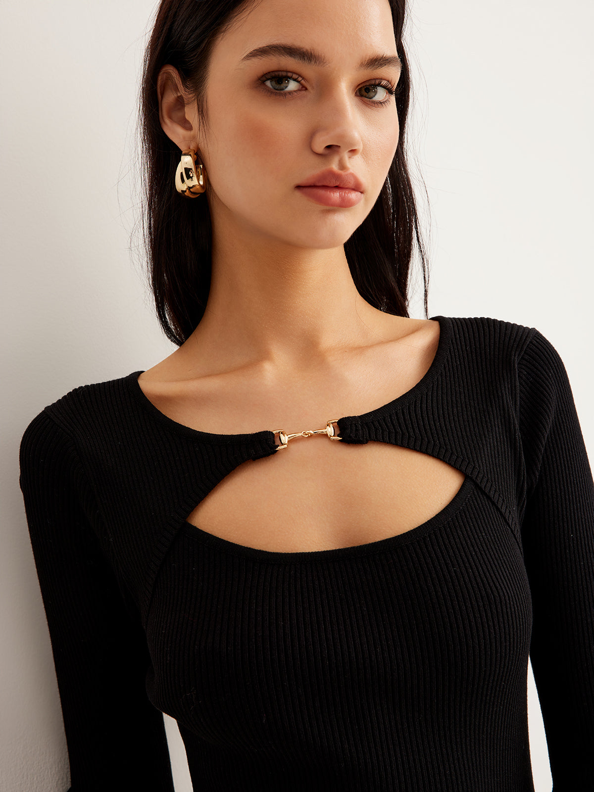 Freizeitkleid mit Metallausschnitt und Strickdekor