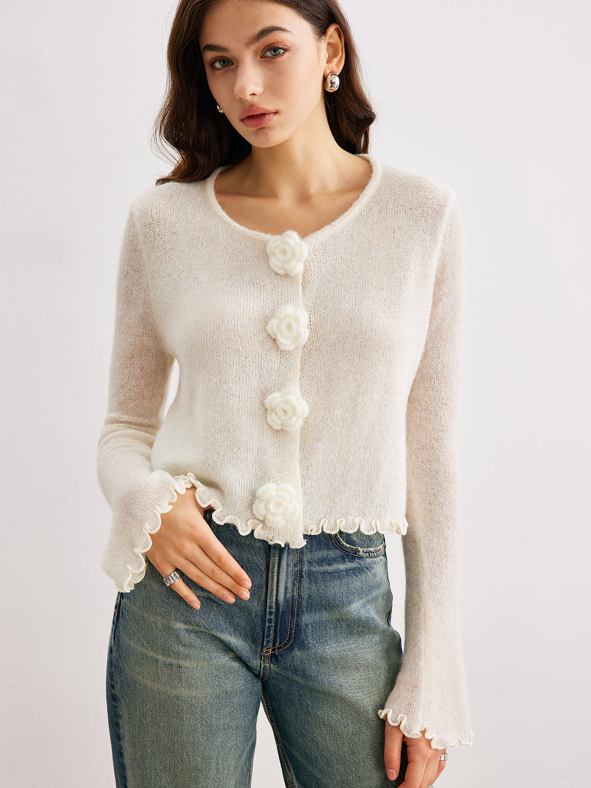 Strickjacke aus Wollmischung mit Wellensaum und 3D-Blumenmuster