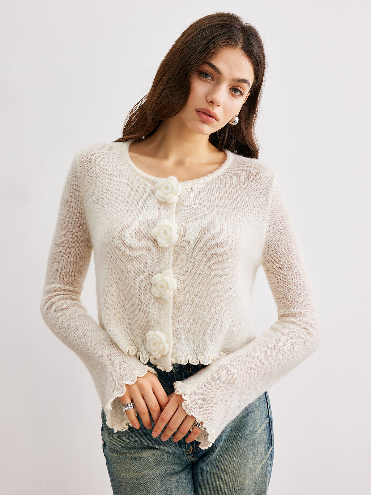 Strickjacke aus Wollmischung mit Wellensaum und 3D-Blumenmuster