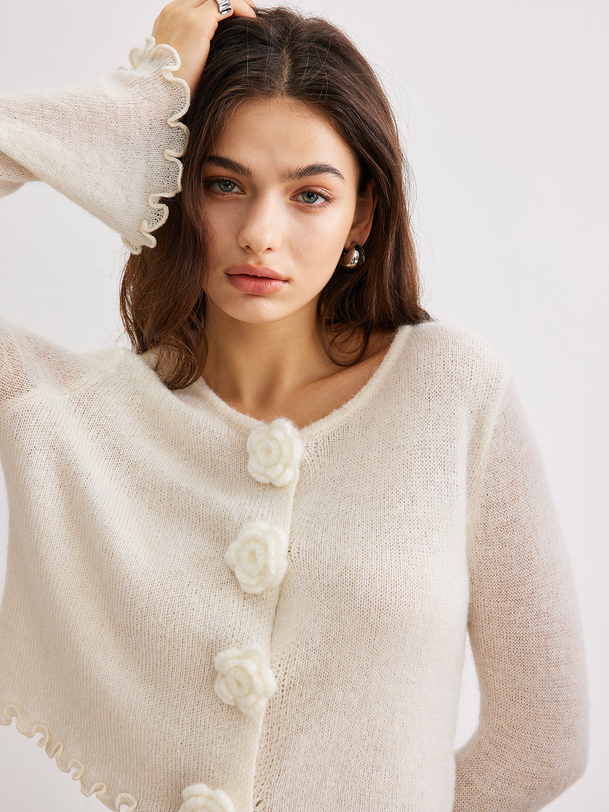 Strickjacke aus Wollmischung mit Wellensaum und 3D-Blumenmuster