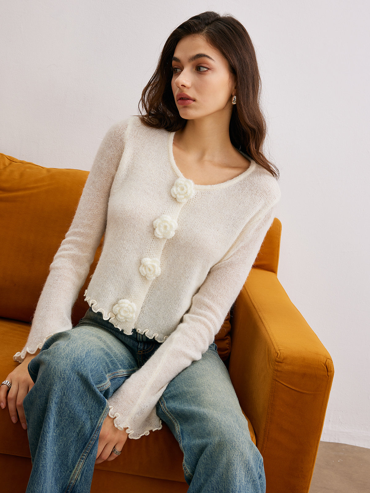 Strickjacke aus Wollmischung mit Wellensaum und 3D-Blumenmuster