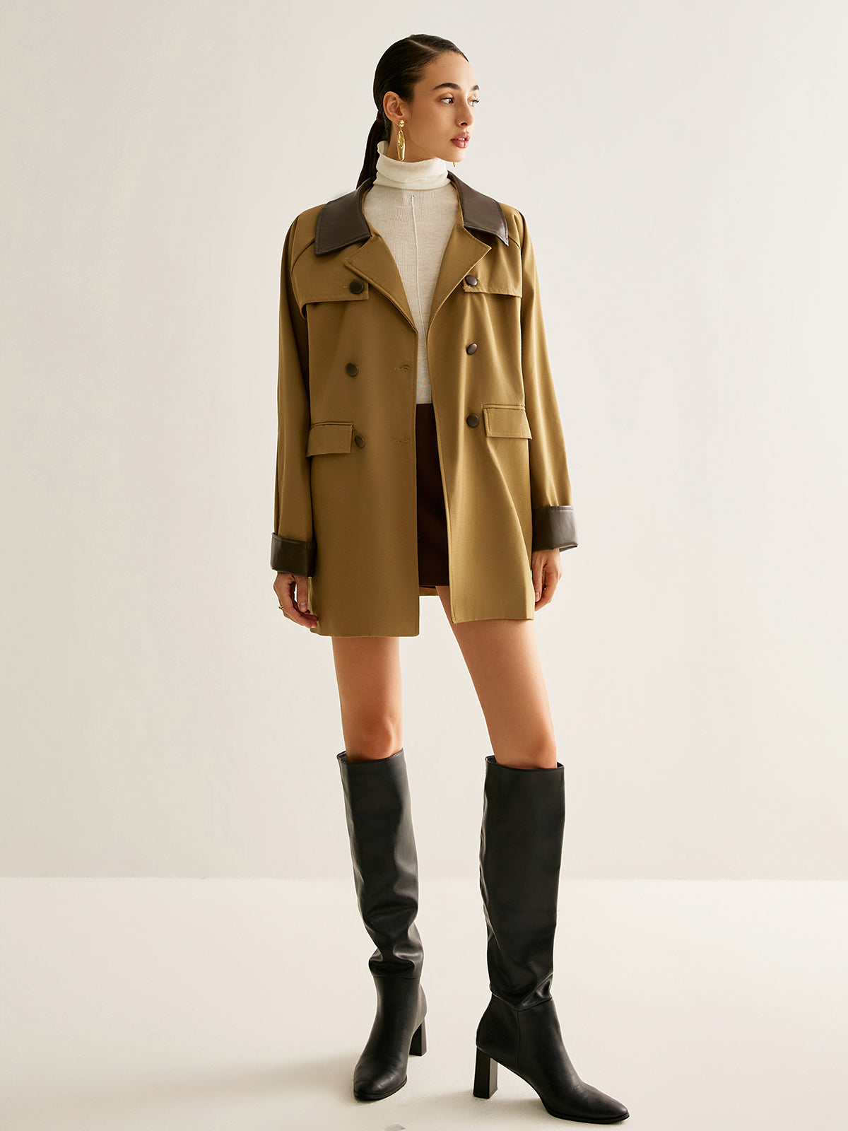 Trenchcoat mit Kontrastknöpfen