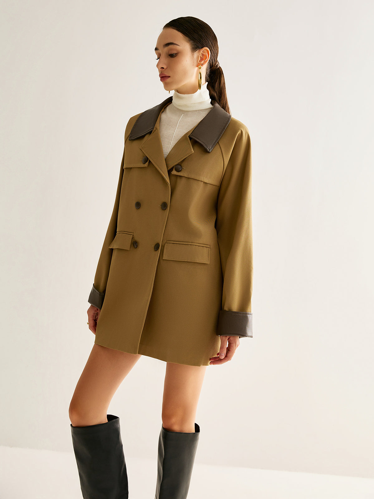 Trenchcoat mit Kontrastknöpfen