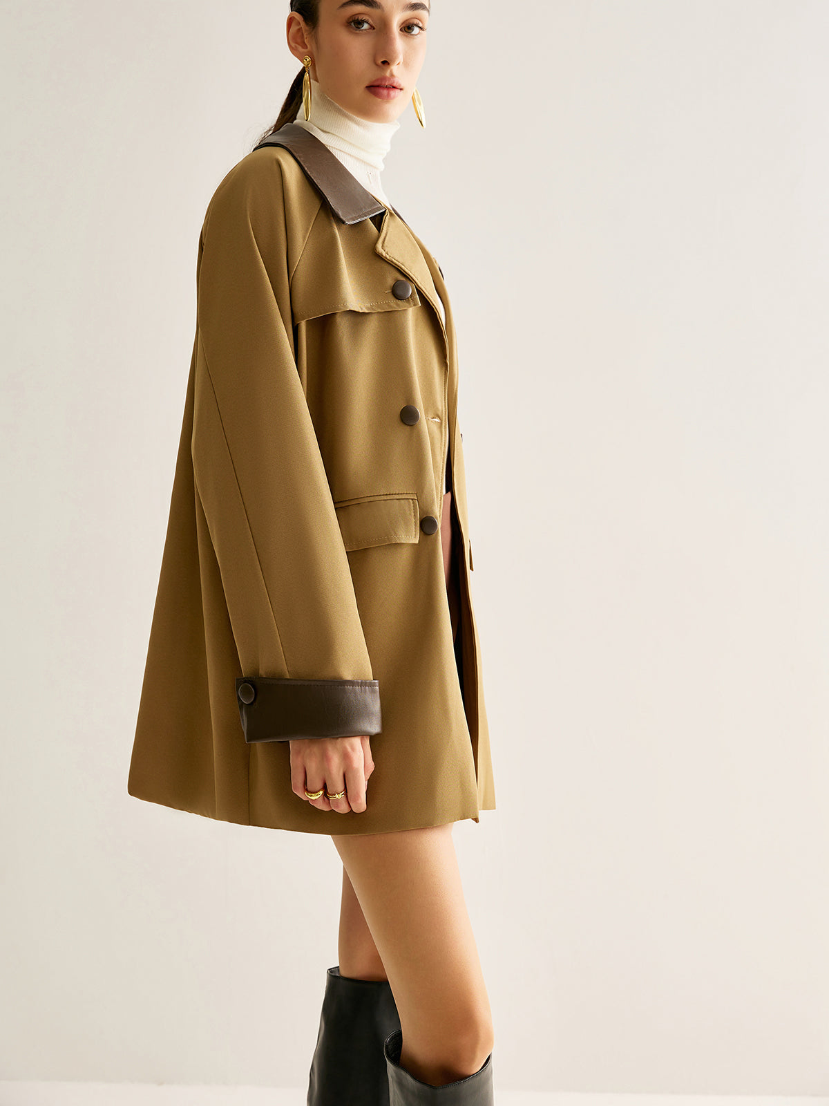Trenchcoat mit Kontrastknöpfen