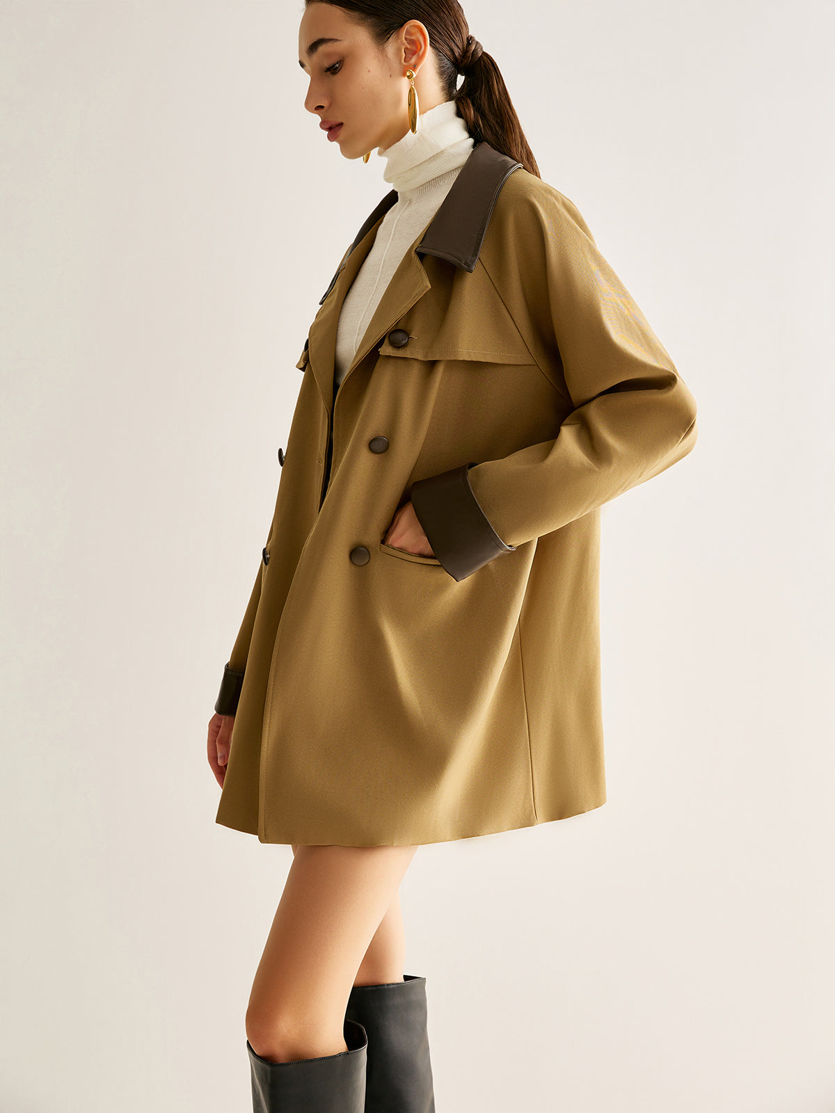 Trenchcoat mit Kontrastknöpfen