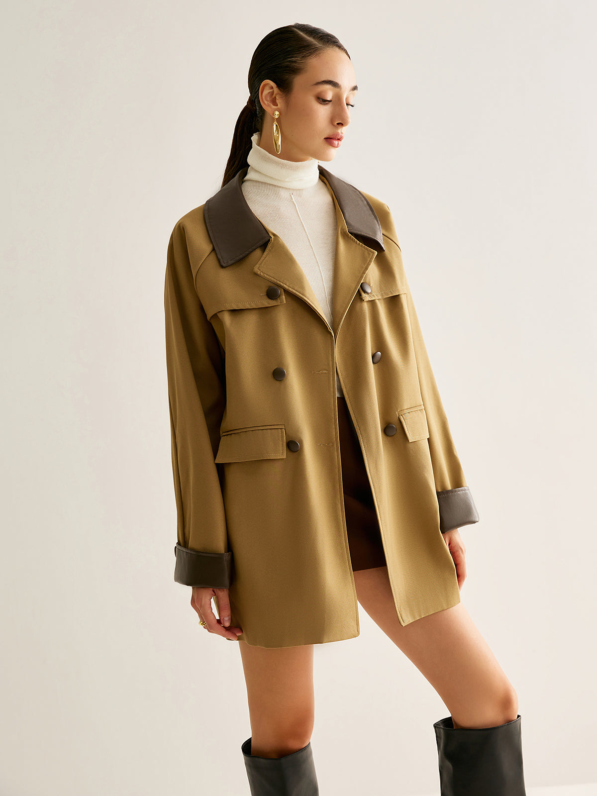Trenchcoat mit Kontrastknöpfen