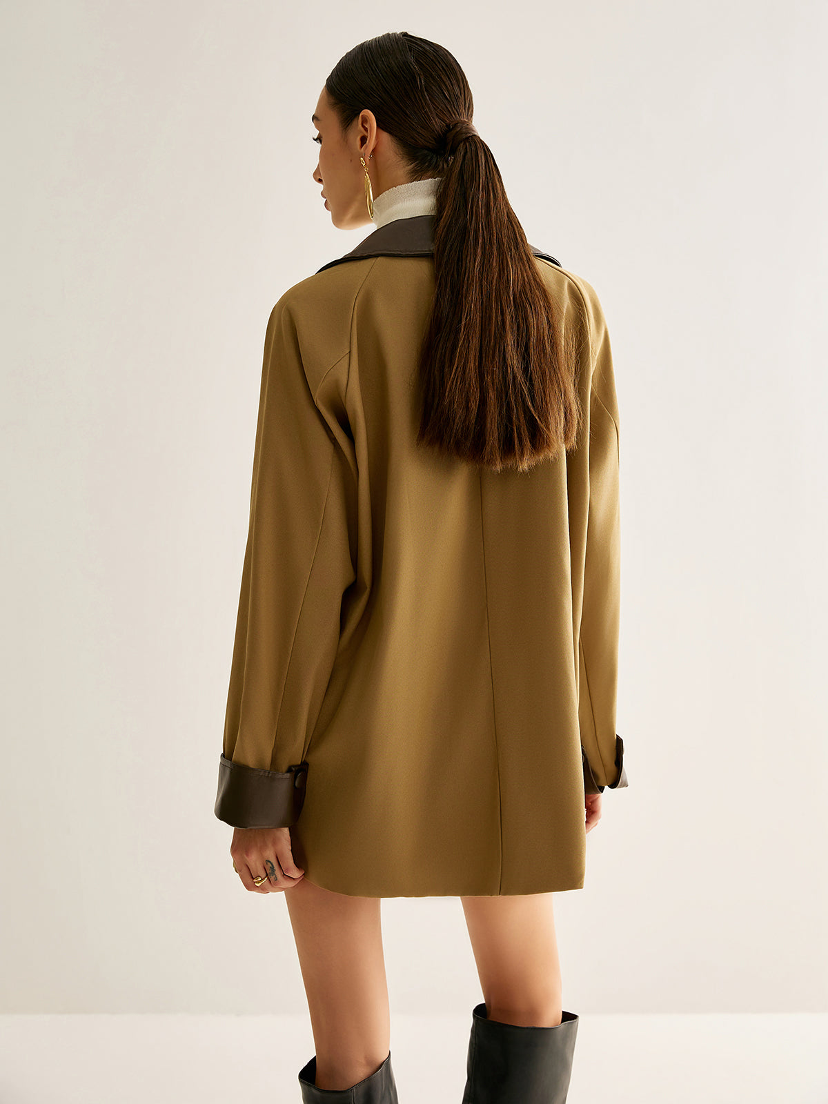 Trenchcoat mit Kontrastknöpfen