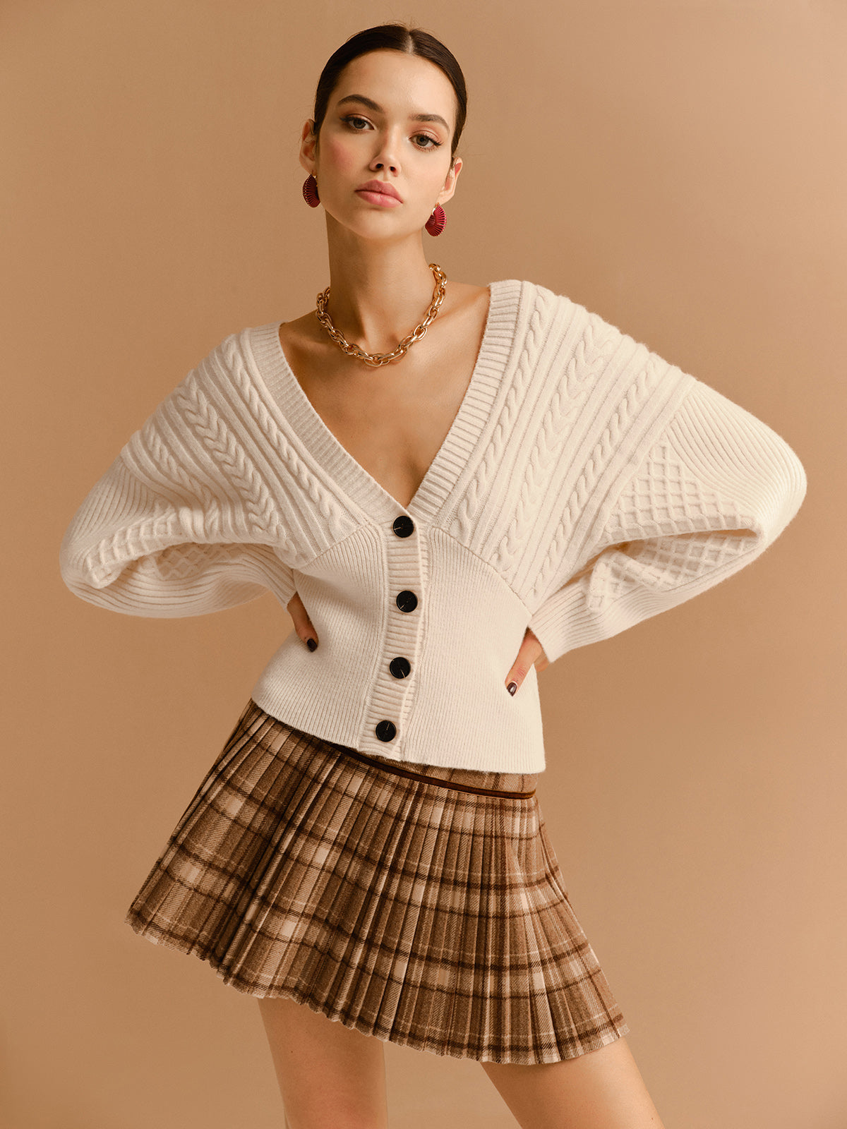 Cardigan mit V-Ausschnitt, Bindegürtel und Drehknöpfen