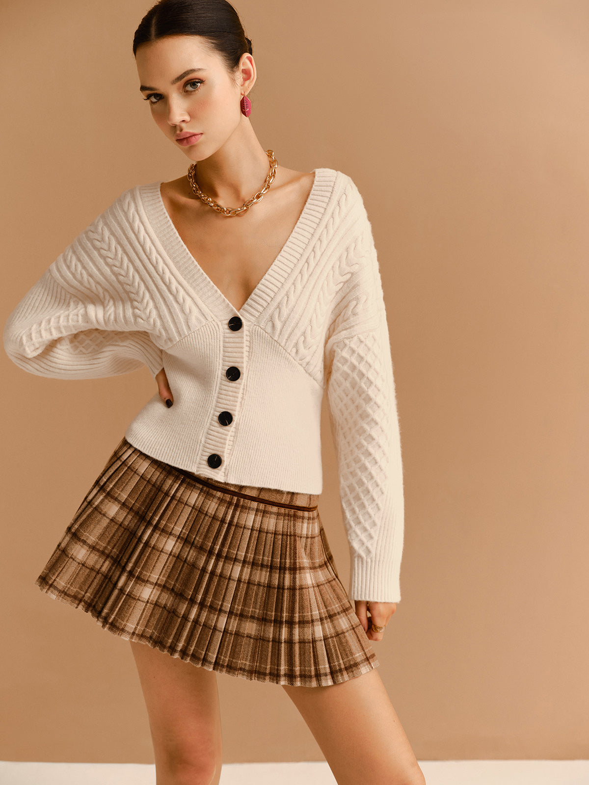 Cardigan mit V-Ausschnitt, Bindegürtel und Drehknöpfen