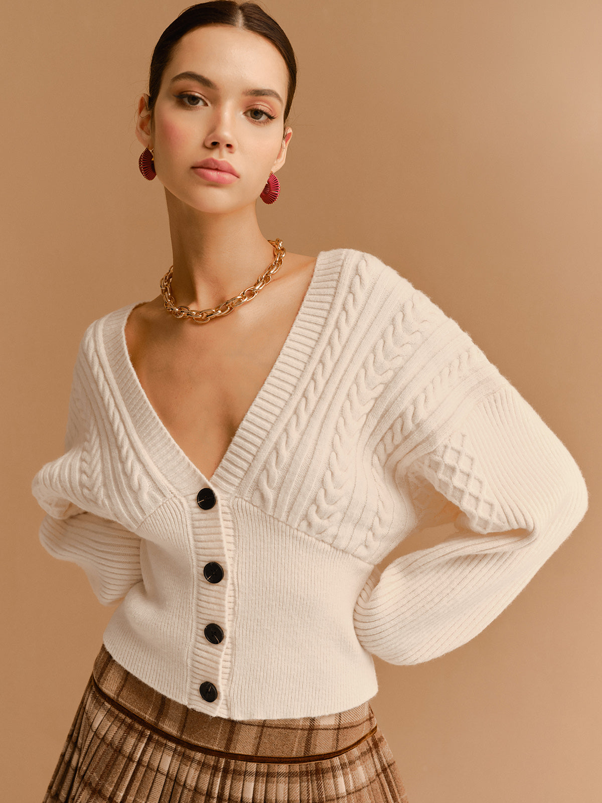 Cardigan mit V-Ausschnitt, Bindegürtel und Drehknöpfen