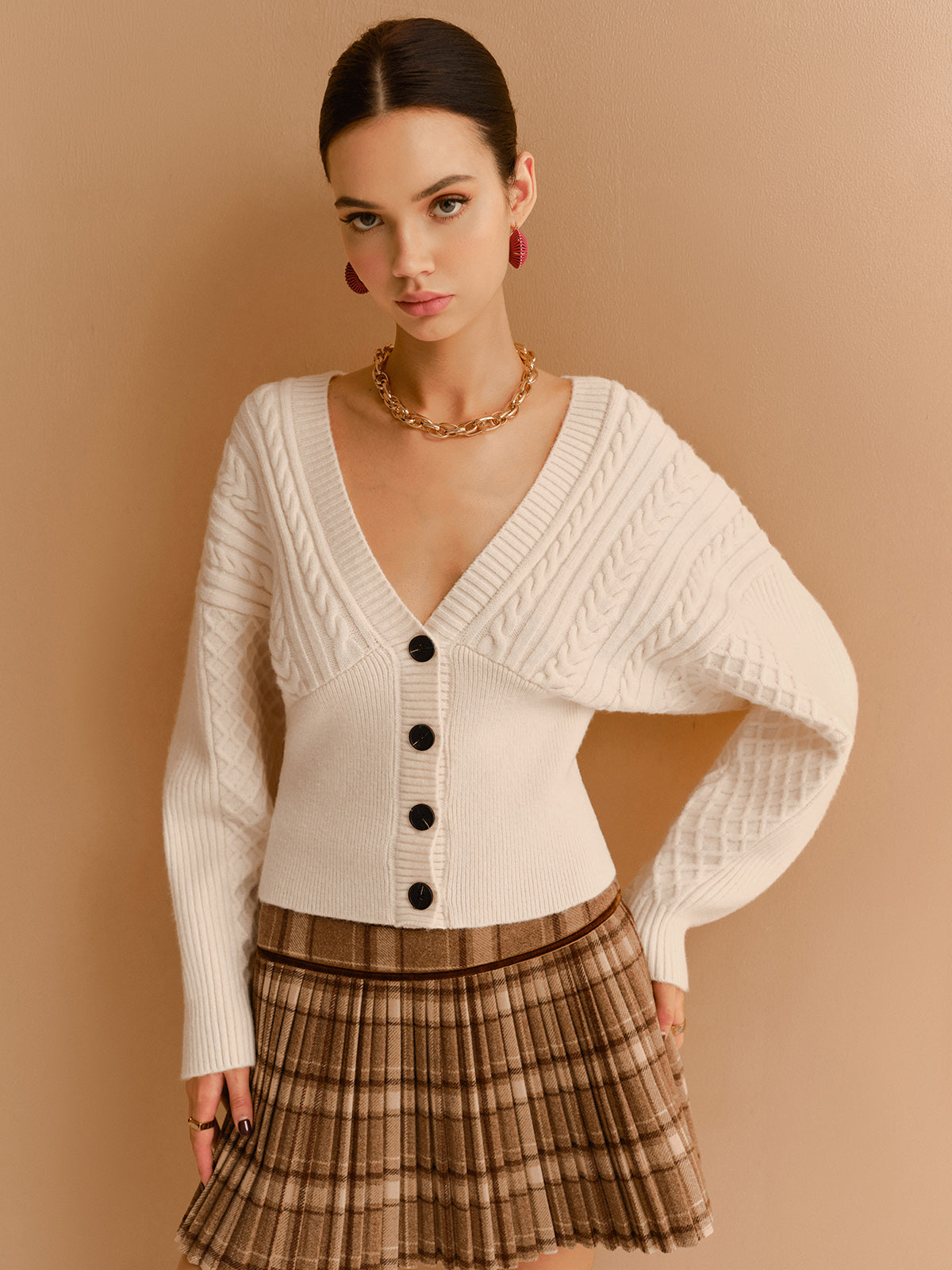Cardigan mit V-Ausschnitt, Bindegürtel und Drehknöpfen