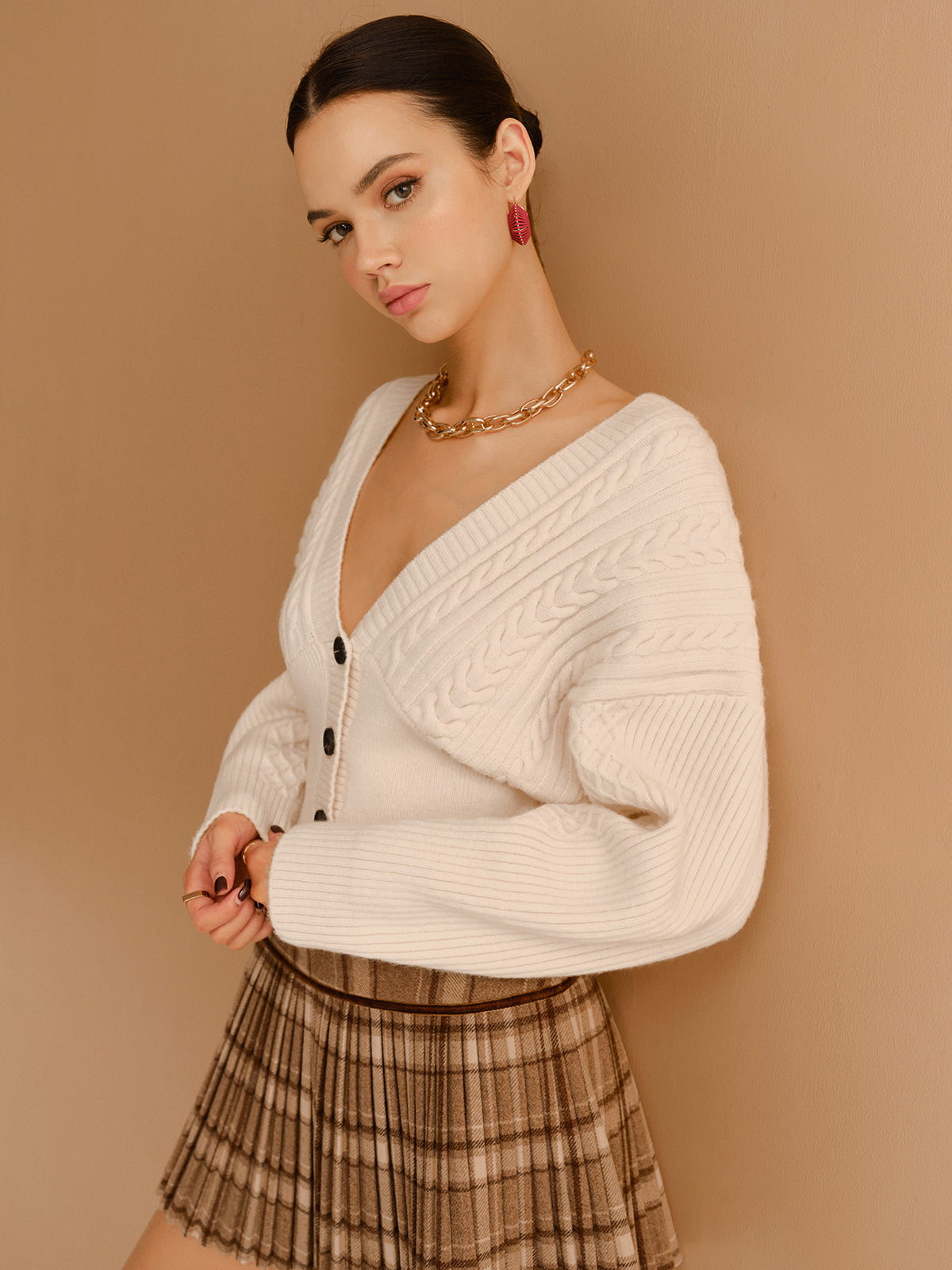 Cardigan mit V-Ausschnitt, Bindegürtel und Drehknöpfen