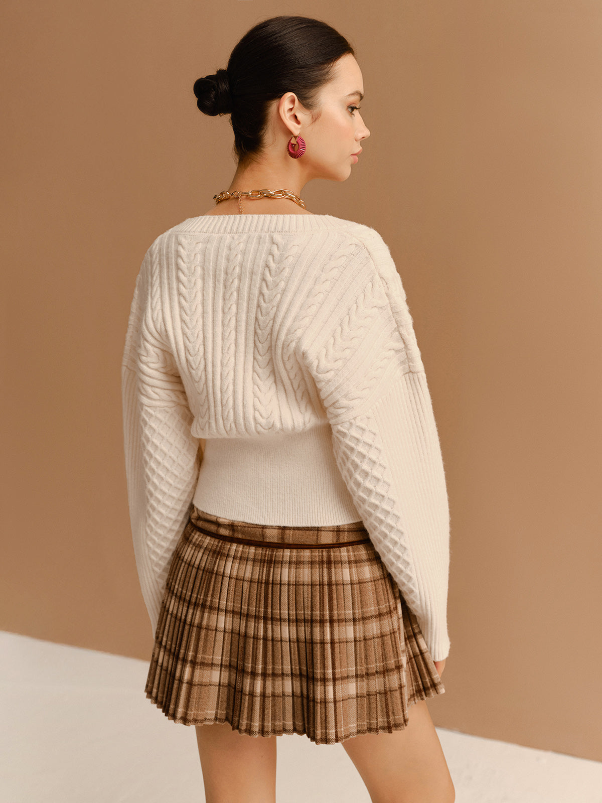 Cardigan mit V-Ausschnitt, Bindegürtel und Drehknöpfen