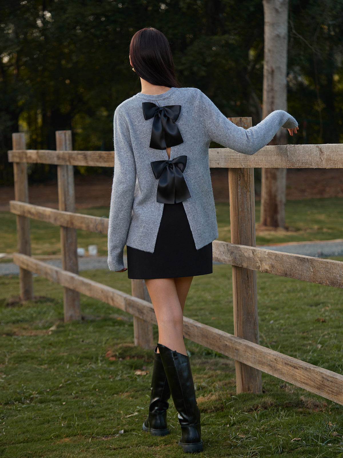 Rundhals-Strickpullover mit Schleifendetail 