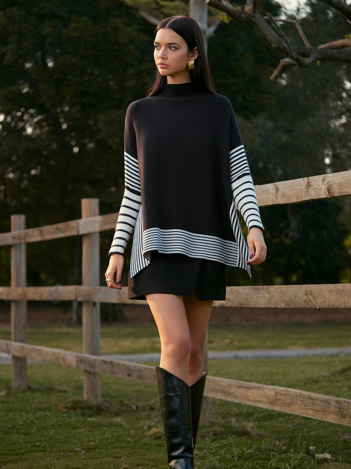 Zweifarbiger, gestreifter Strickpullover mit Schlitzdetail 