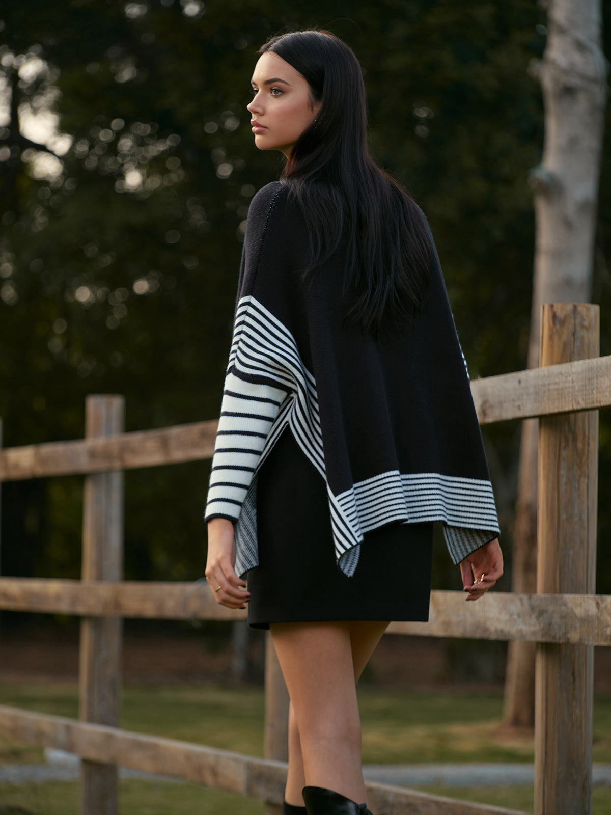 Zweifarbiger, gestreifter Strickpullover mit Schlitzdetail 
