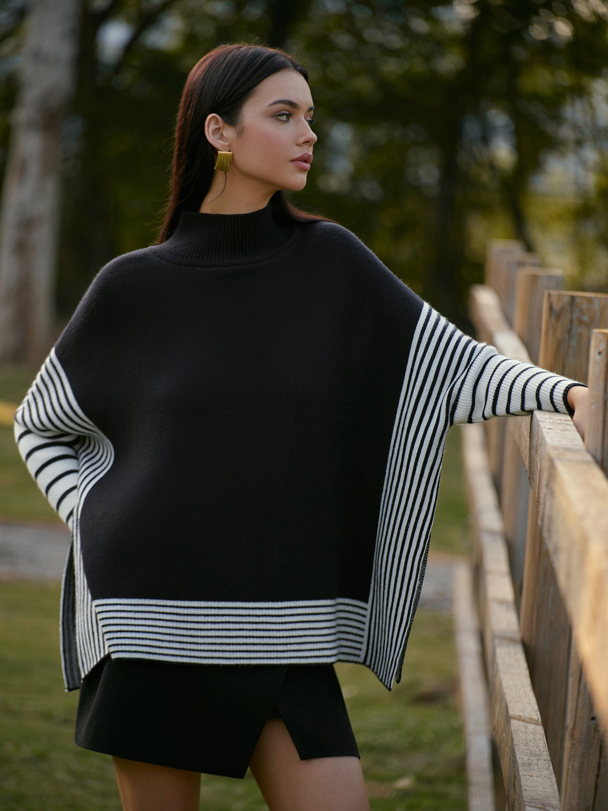 Zweifarbiger, gestreifter Strickpullover mit Schlitzdetail 