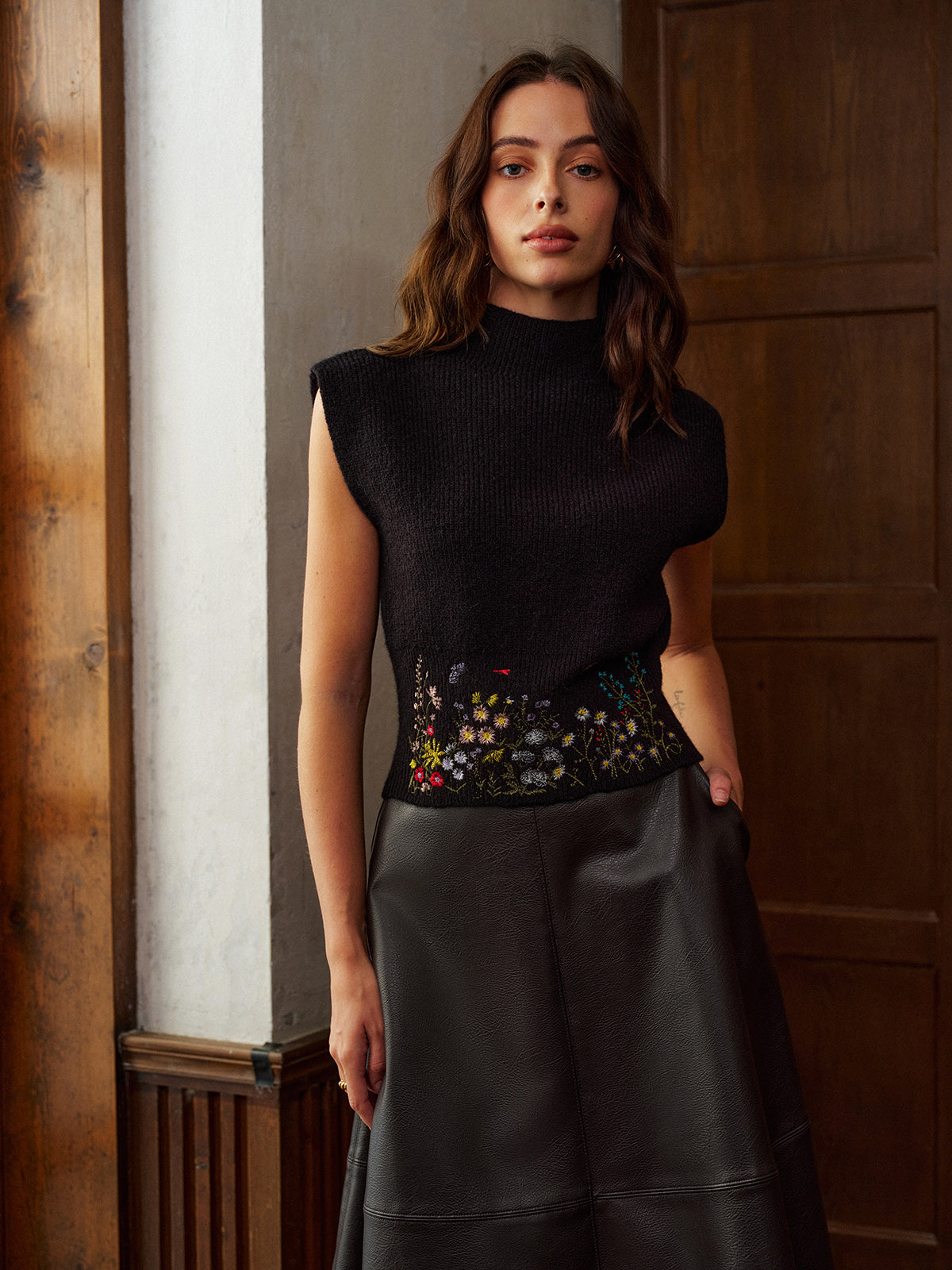 Strickweste mit hohem Kragen und besticktem Blumenmuster