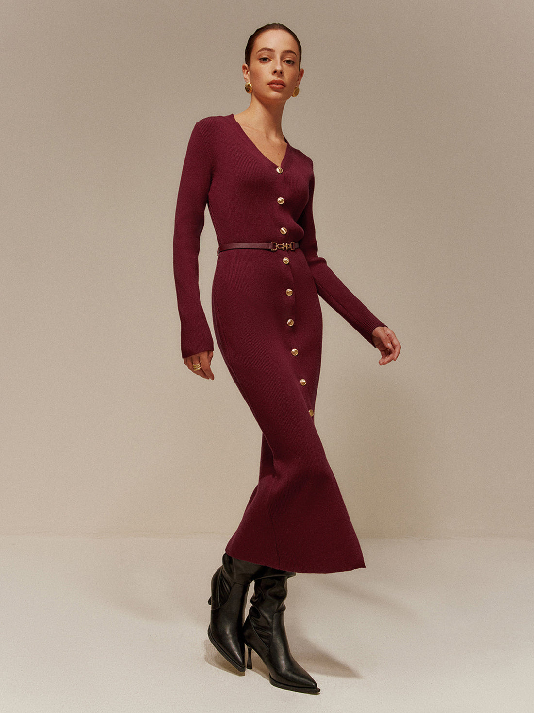 Strick-Maxikleid mit V-Ausschnitt und Gürtel