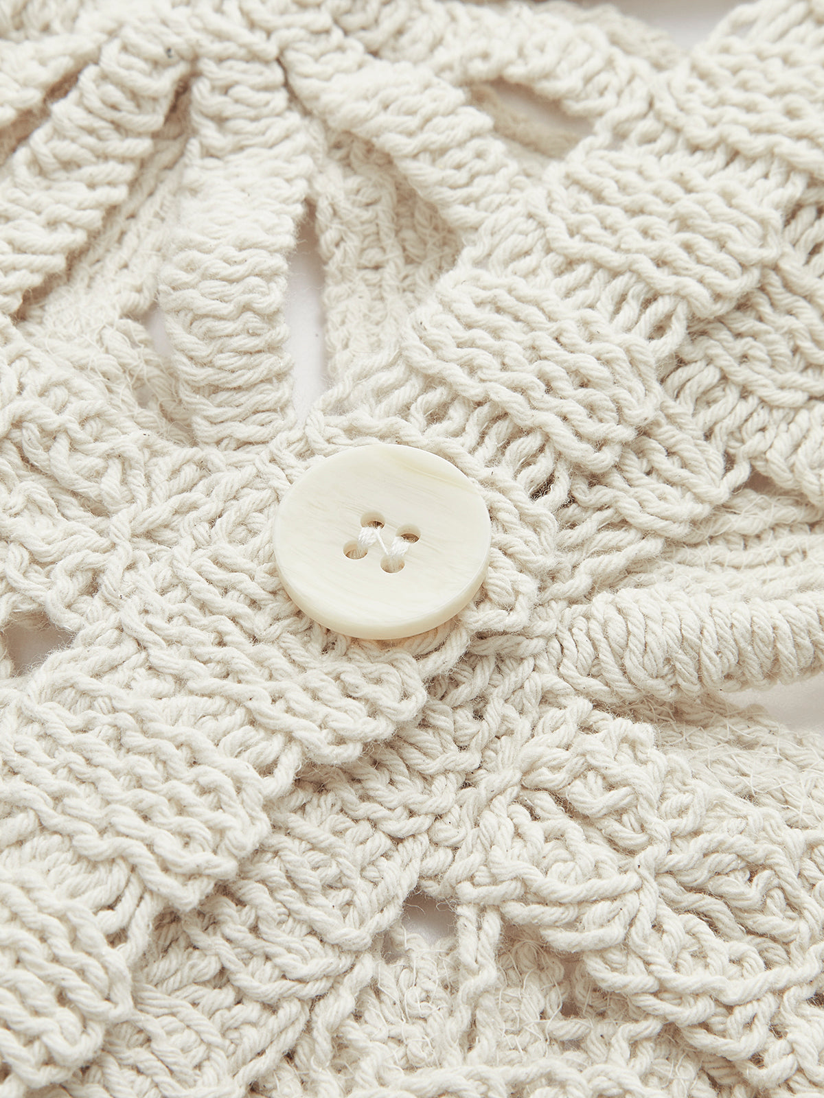 Strickjacke mit Häkelmuster und Knopfleiste