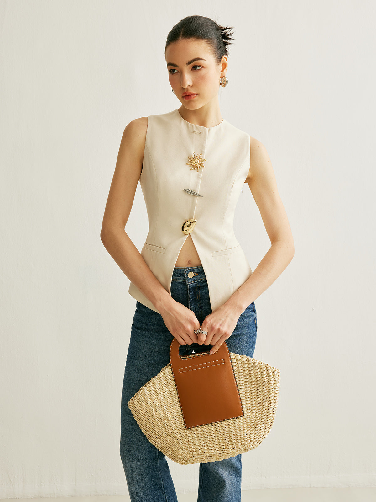 Weste mit Metalldetails und Rissen