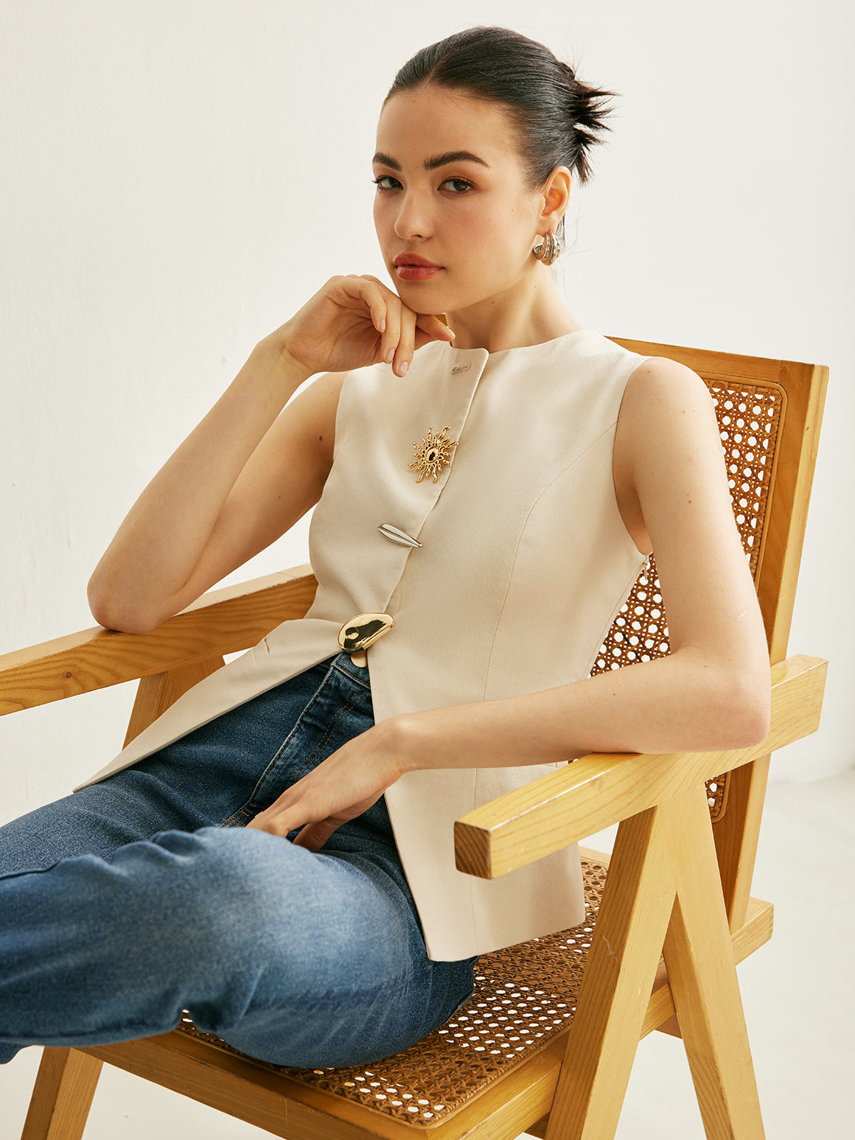 Weste mit Metalldetails und Rissen