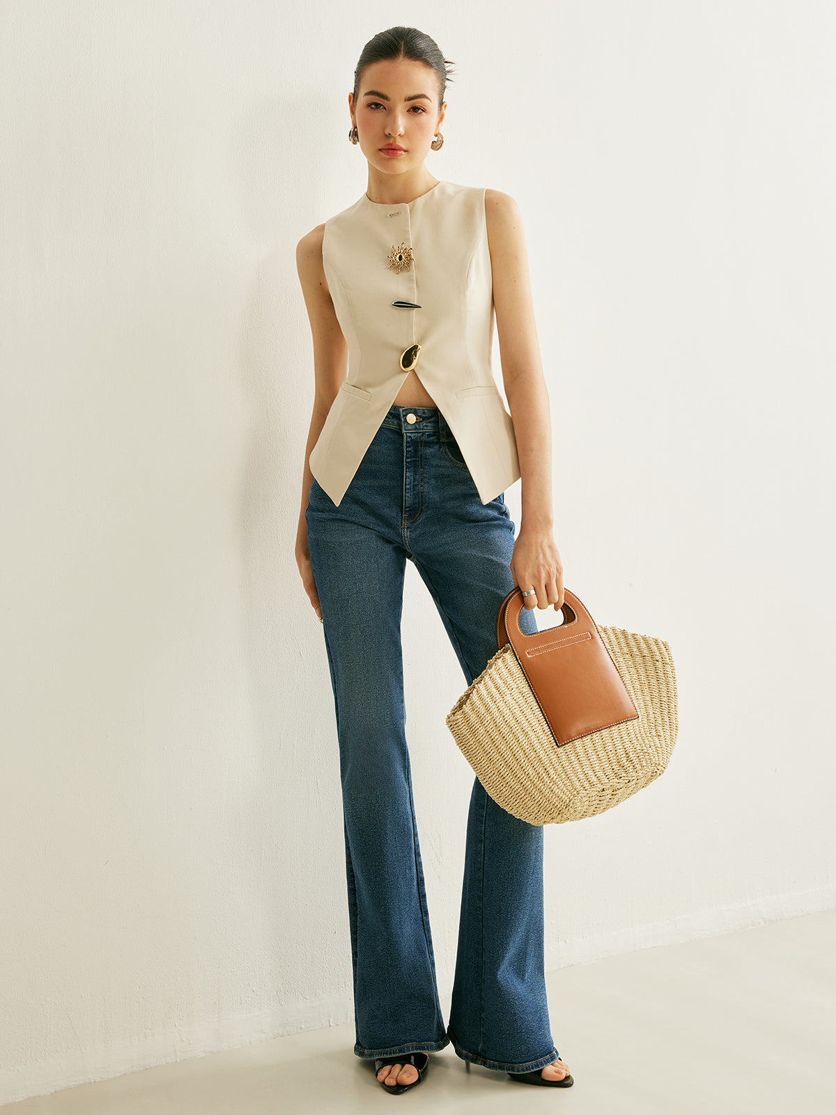 Weste mit Metalldetails und Rissen