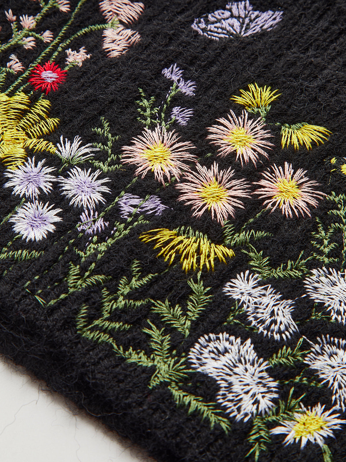 Strickweste mit hohem Kragen und besticktem Blumenmuster