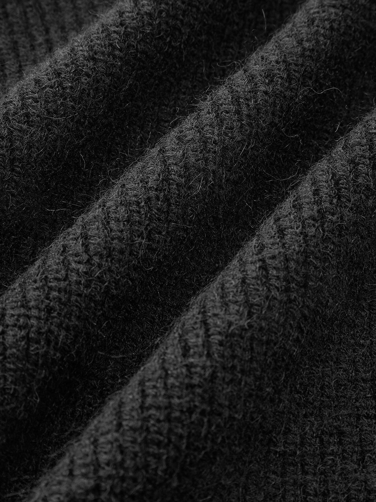 Strickweste mit hohem Kragen und besticktem Blumenmuster