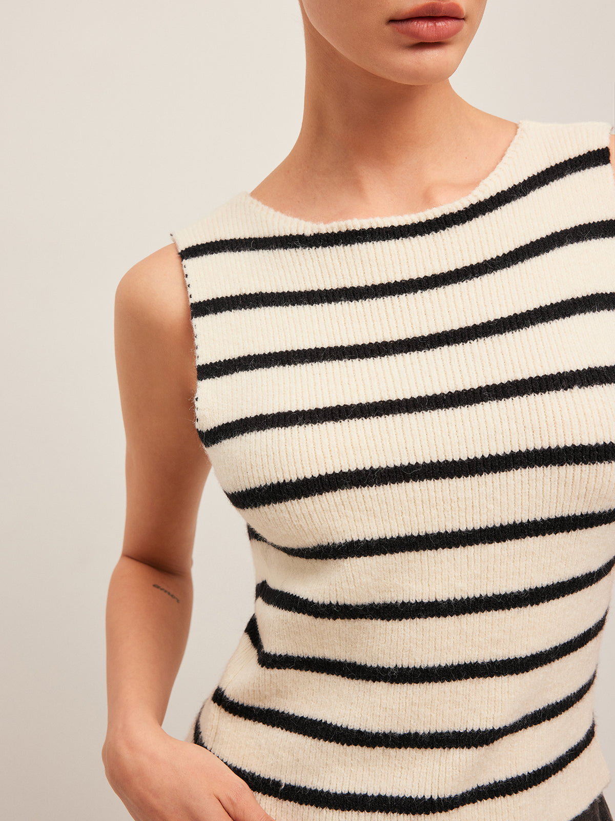 Gestreifte Strickweste mit Schleifendetail am Rücken