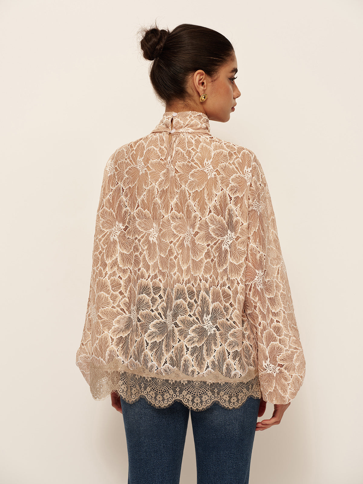 Halbtransparente Spitzenbluse mit Schleifendetail vorne