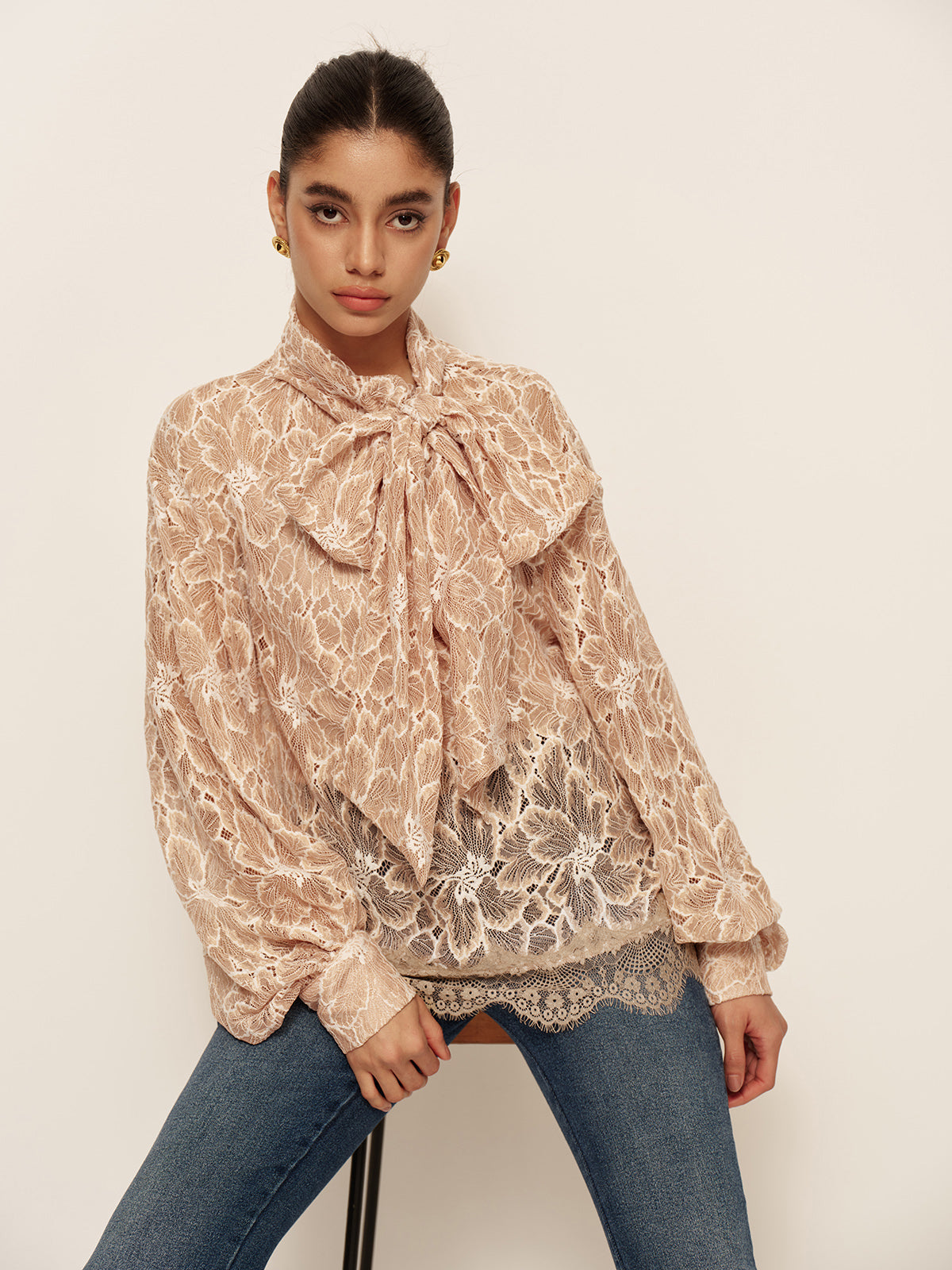 Halbtransparente Spitzenbluse mit Schleifendetail vorne