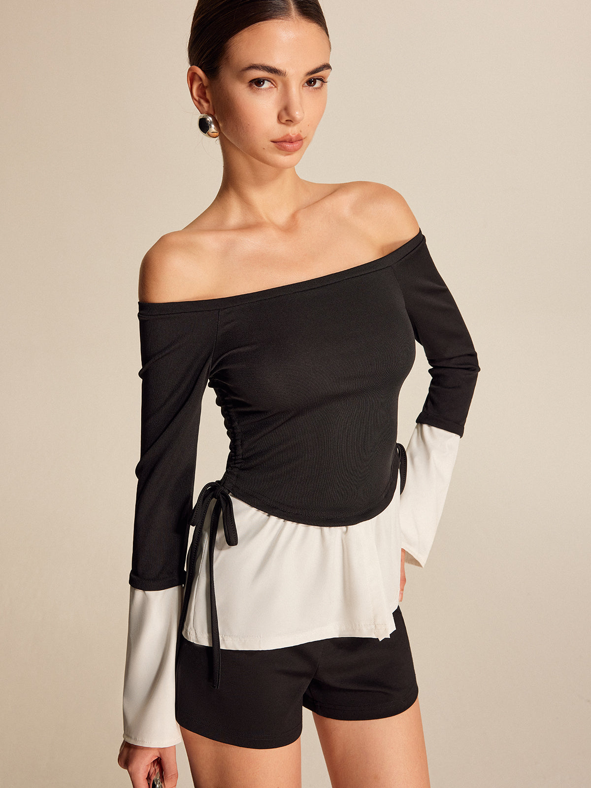 Bluse mit auffälligem Kontrast, schulterfrei und schlichtem Ausschnitt