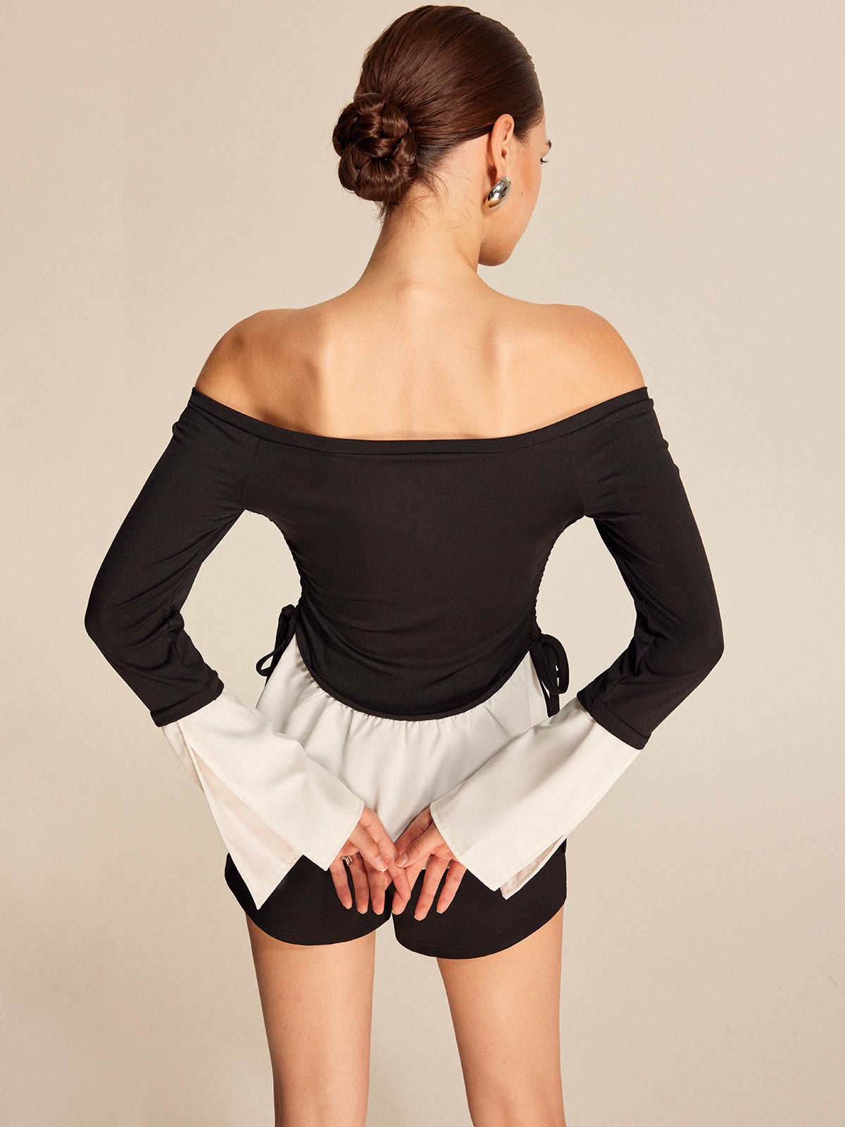 Bluse mit auffälligem Kontrast, schulterfrei und schlichtem Ausschnitt