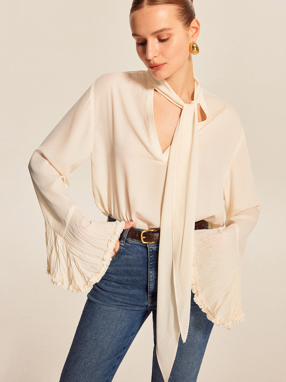 Halbtransparente Chiffonbluse mit Schleife, plissierten Manschetten