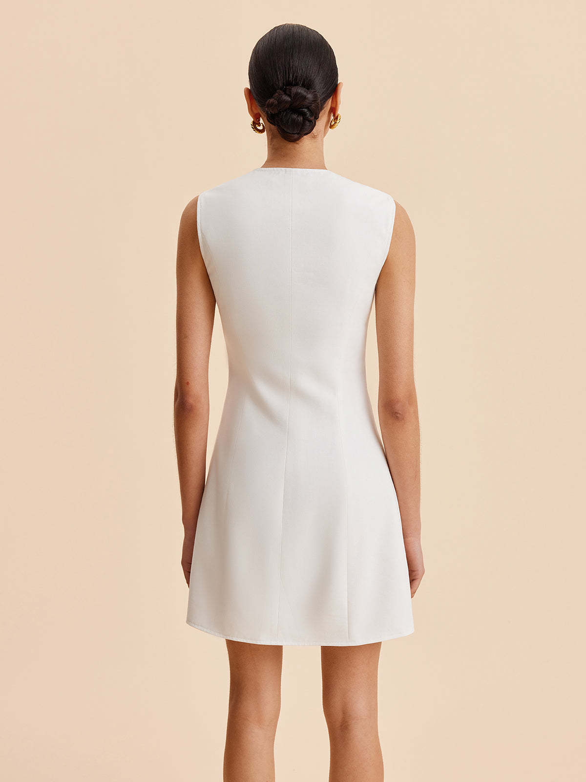 Asymmetrisches, ärmelloses Minikleid mit Knöpfen 