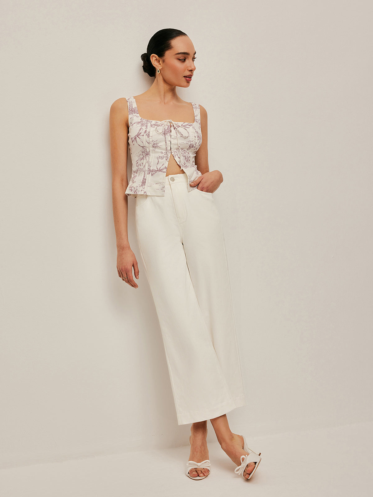 Hochgeschnittene Jeans mit weitem Bein 