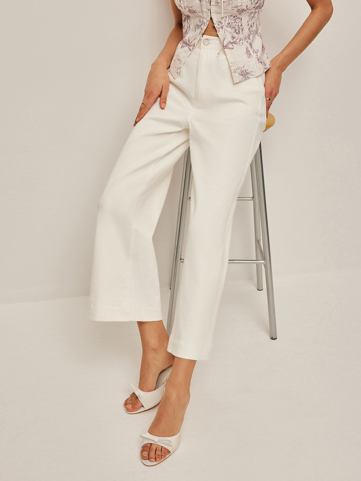 Hochgeschnittene Jeans mit weitem Bein 