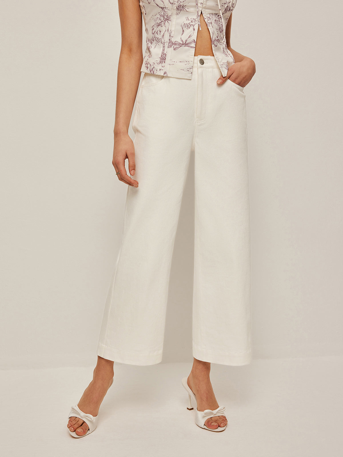 Hochgeschnittene Jeans mit weitem Bein 