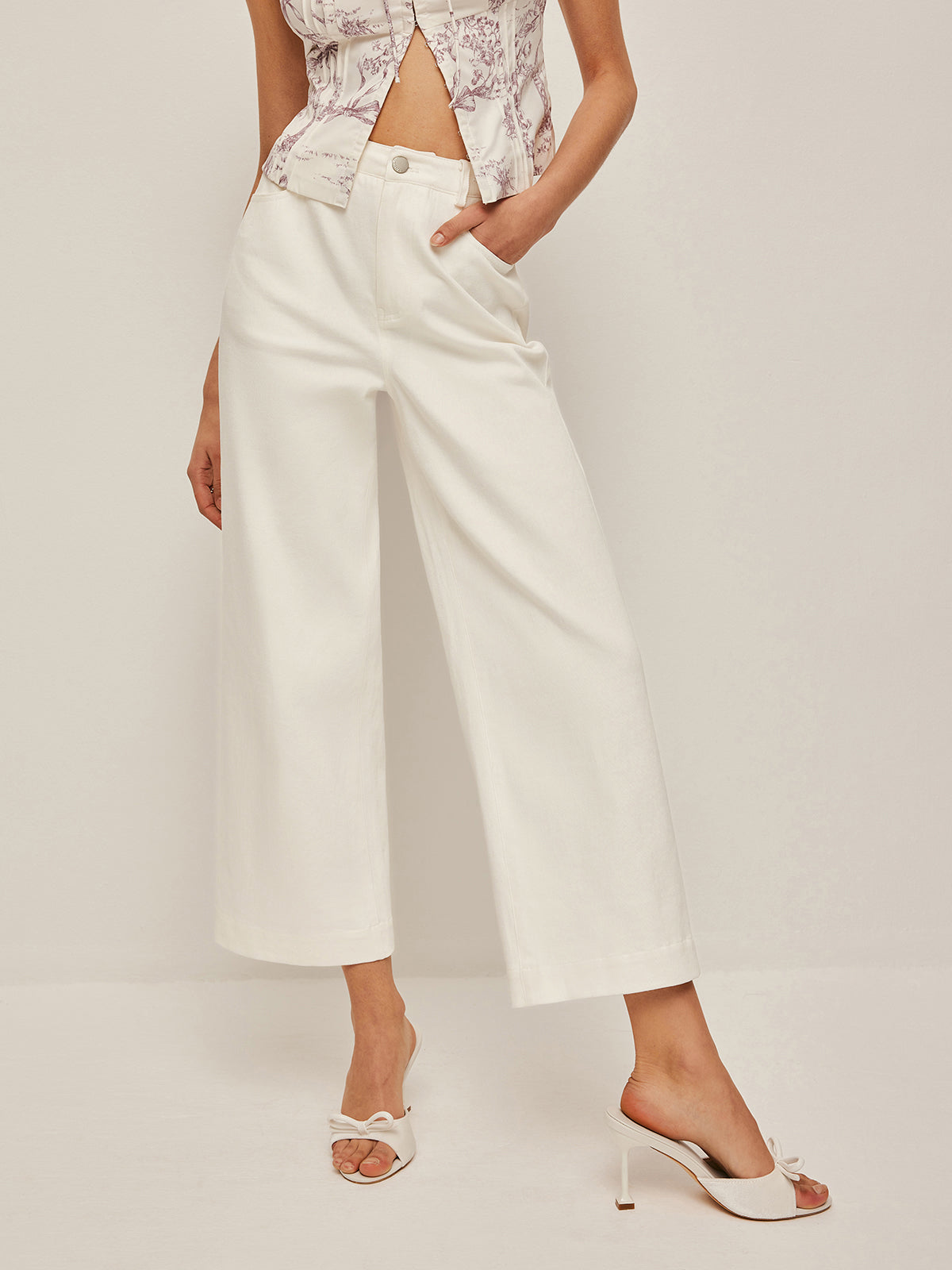 Hochgeschnittene Jeans mit weitem Bein 
