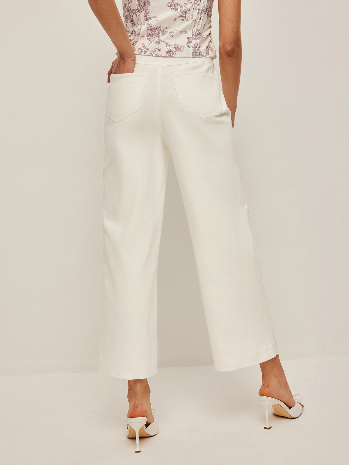 Hochgeschnittene Jeans mit weitem Bein 