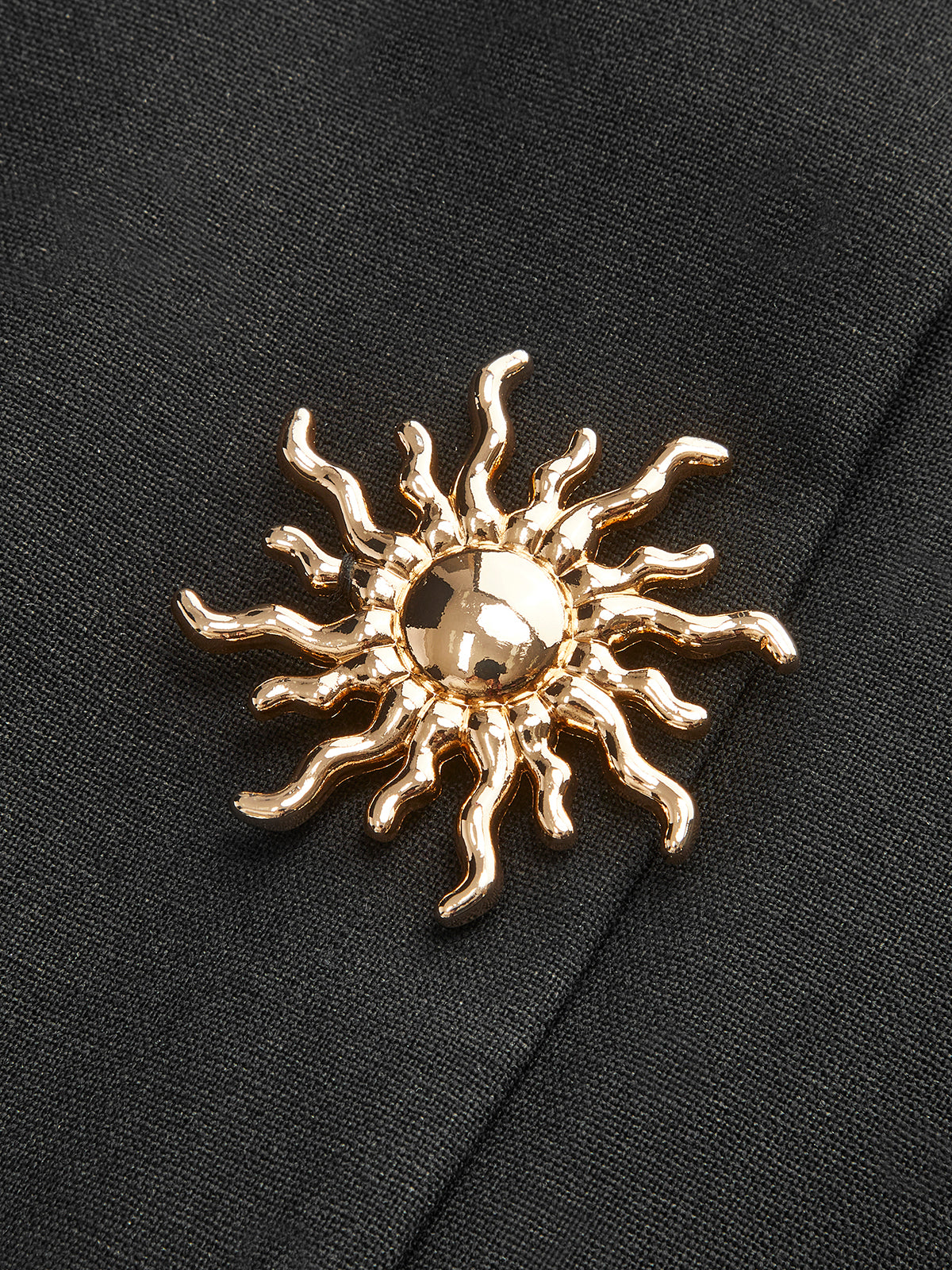 Weste mit Metalldetails und Rissen