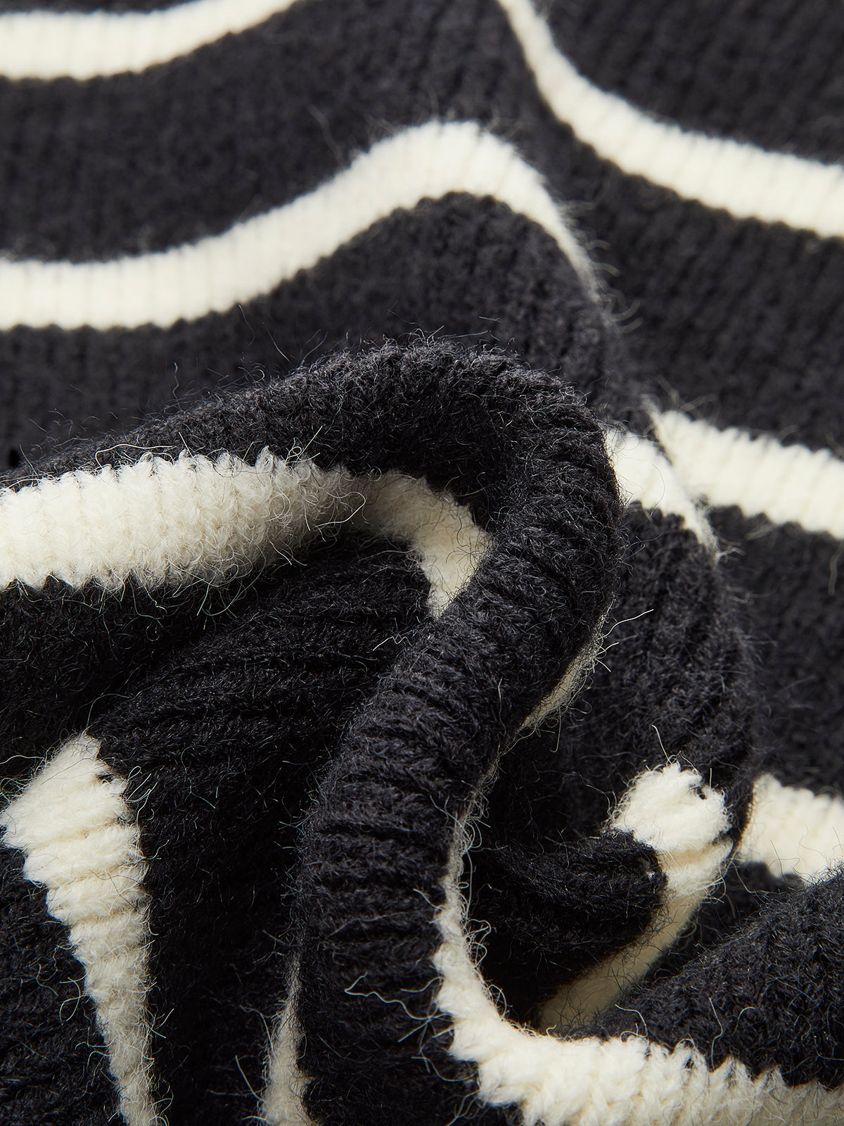 Gestreifte Strickweste mit Schleifendetail am Rücken
