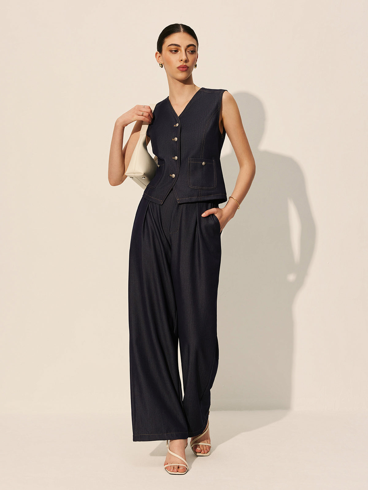 Jeansweste mit Knöpfen und Taschen